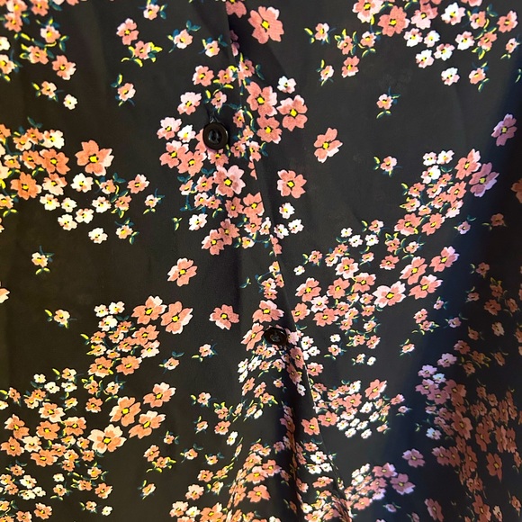 Beautiful Silky Feeling Floral Blouse in Excellent Condition - Picture 6 of 6